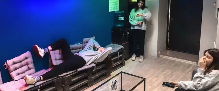 Картина "Оператор ожидает опаздывающих игроков" Квесты в Екатеринбурге Авантюра. Вредные советы: как не надо ходить на квест